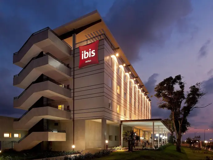 ibis Bata, Primary image