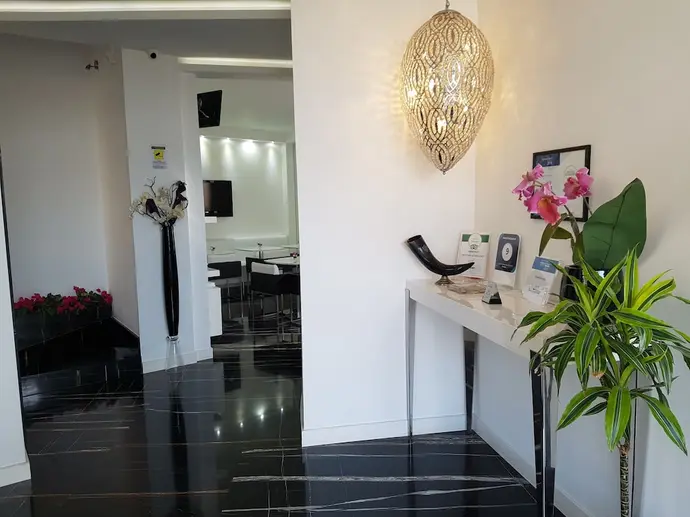 Hotel Exclusive, Primary image