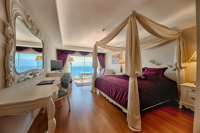 Prime Hotel, Primary image