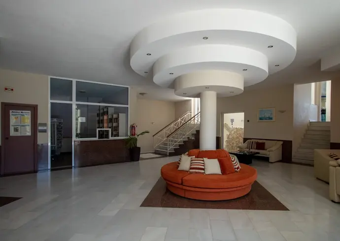 Polyrizos Hotel, Reception