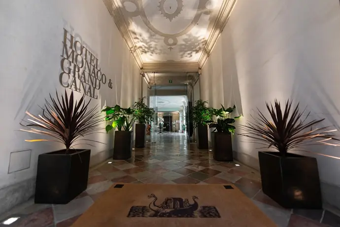 Monaco and Grand Canal, Lobby