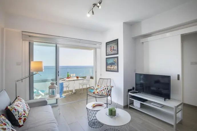 Mackenzie Zoe Seafront Suite, 