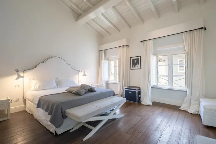 Hall Suites, 