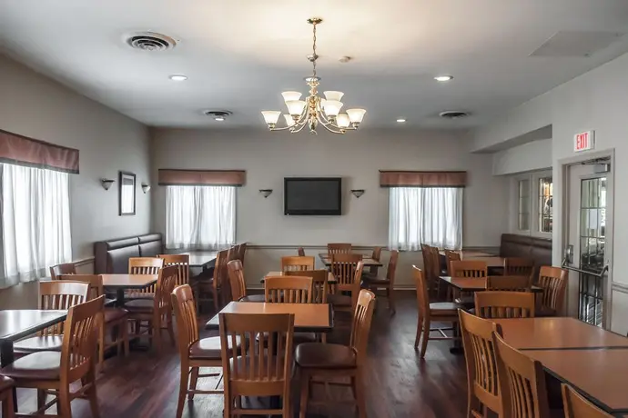 QUALITY INN AIRPORT WEST 3*, 