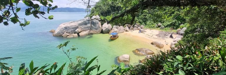 Imagen - gente disfrutando de una puesta de sol en una playa desierta