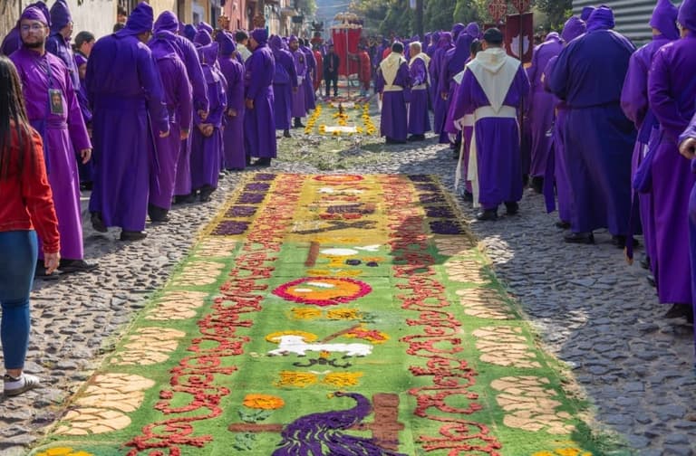 Immagine - Semana Santa: il tappeto di fiori ai piedi dei vulcani in Guatemala