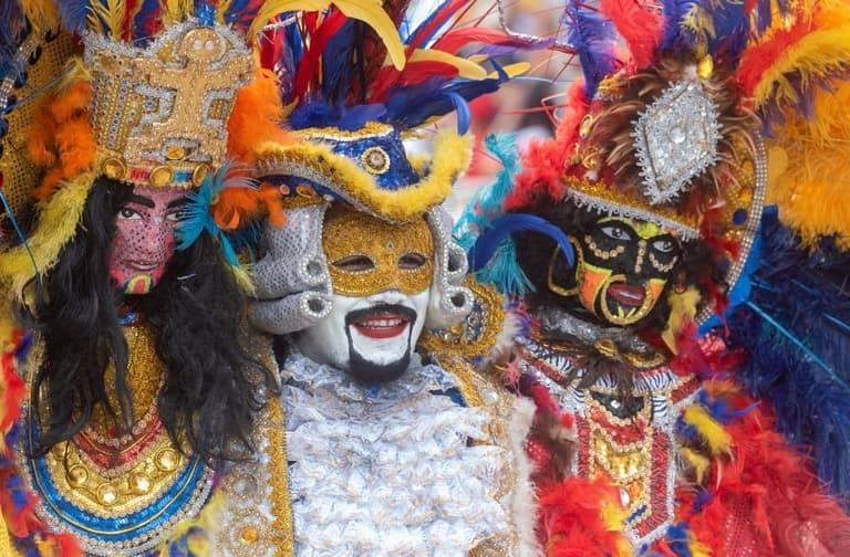 Immagine - Barranquilla (Colombia): La "Batalla de Flores" tra i colori del Caribe