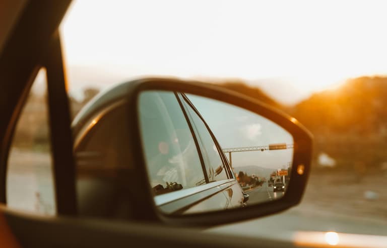 Imagen - Auto en carretera al atardecer – alquiler de autos con CIMA Viajes
