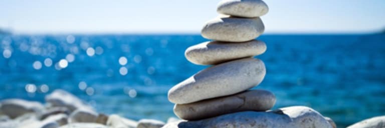 être attentif à qqch