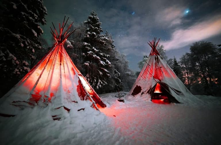 Immagine - Motoslitta al tramonto – golden hour artica